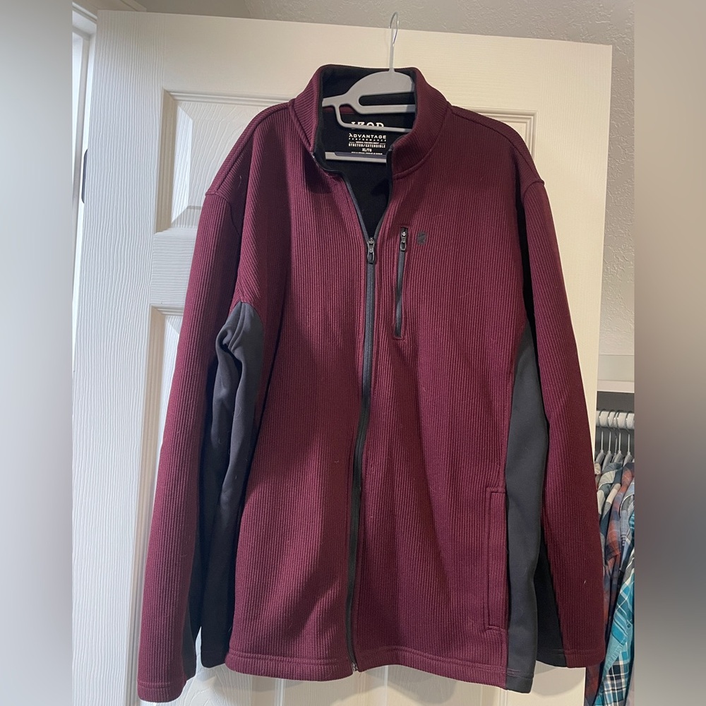 Izod men’s maroon and black zip up jacket. Size xl.